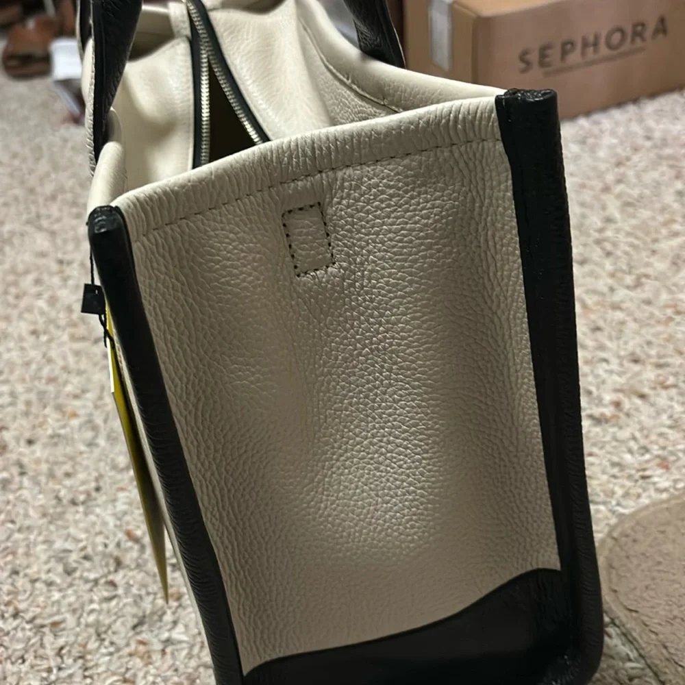Marc Jacobs Cream and Black Interior Tote - Picture 4 of 5